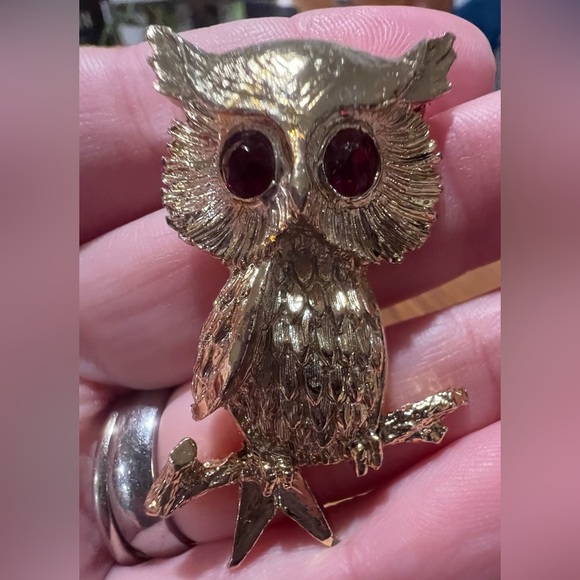 Vintage Gerry’s Owl Gold Tone Brooch Pin with Red Rhinestone Eyes - Picture 1 of 9